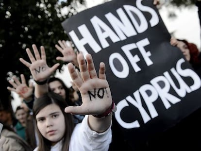 Centenares de personas se manifestan contra el rescate en Nicosia