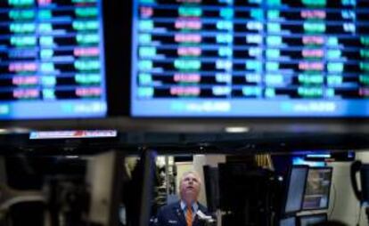 En los primeros compases de la sesión, el índice Dow Jones de Industriales bajaba 78,94 puntos para colocarse en 12.864,88 unidades. EFE/Archivo