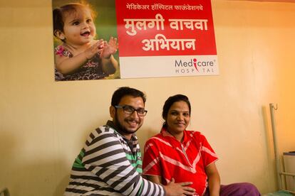 Vishal Ashok Mulay y Jyoti Vishal decidieron dar a luz a su bebé en la clínica de Rakh, huyendo de las técnicas usadas por algunos doctores de Maharasthra. En este estado, se cobra hasta 70.000 rupias [940 euros] por la determinación del sexo de los fetos y el aborto del mismo.
