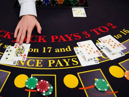 Um 'croupier' em uma mesa de blackjack, em Paris.