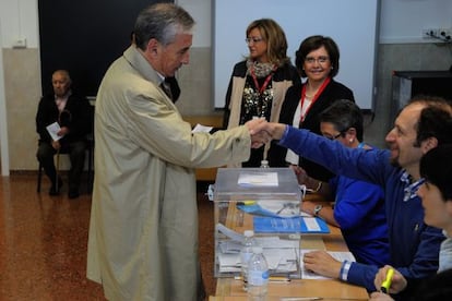 El candidato socialista Ramón Jáuregui, en el colegio electoral donde ha votado.