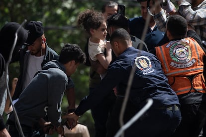 Una niña tras ser rescatada entre los escombros de un edificio en Gaza, este domingo. 