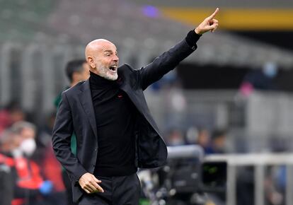 Stefano Pioli da indicaciones a los jugadores del Milan en un partido contra el Sparta de Praga.