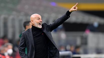 Stefano Pioli da indicaciones a los jugadores del Milan en un partido contra el Sparta de Praga.