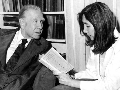 Jorge Luis Borges escucha a María Kodama leyéndole un libro.