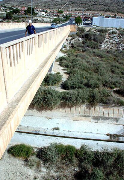 Puente de la Libertad de Elda desde el cual una joven de 16 años se precipitó en la tarde de ayer.