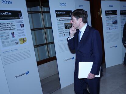 José Ignacio Goirigolzarri, presidente de CaixaBank, observa la exposición de portadas de CincoDías en el Teatro Real de Madrid.