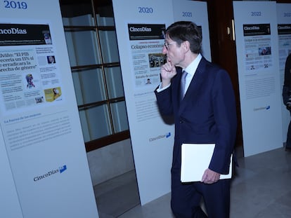 José Ignacio Goirigolzarri, presidente de CaixaBank, observa la exposición de portadas de CincoDías en el Teatro Real de Madrid.