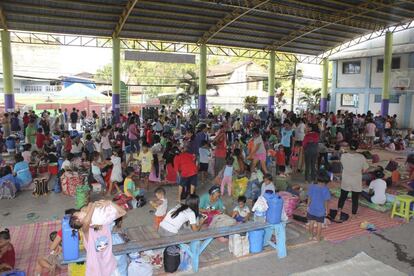 Los filipinos que han elegido ser evacuados ante la aproximación del tifón Bopha, se reúnen en una cancha de baloncesto cubierta en Cagayán de Oro, al sur de Filipinas.