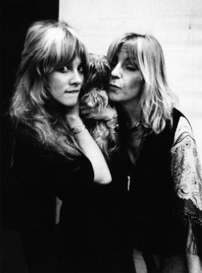 Stevie Nicks (izquierda, con un perro en brazos) y Christine McVie durante la grabación del disco 'Fleetwood Mac'. la grabación fue entre enero y febrero de 1975, justo hace 45 años.