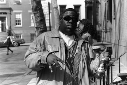El rapero estadounidense Notorious B.I.G. (1972-1997), considerado como uno de los raperos mas influyentes de todos los tiempos, sostiene una botella de licor de malta St. Ides, en Nueva York, 1995.