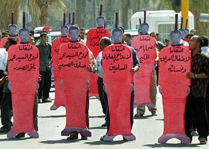 Un grupo de iraquíes se manifiesta contra Sadam Husein en Bagdad.