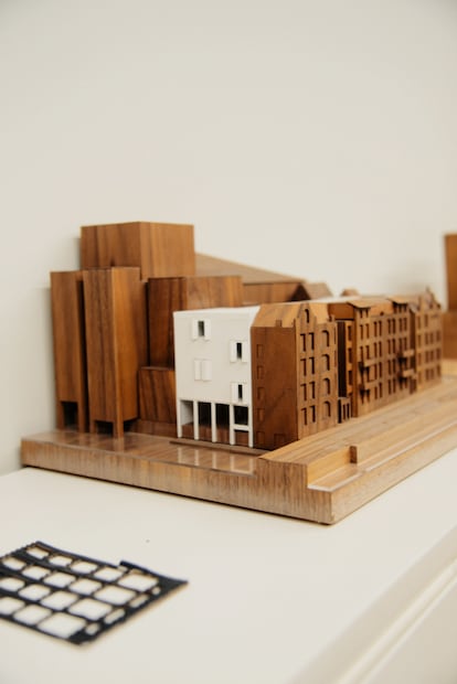 Detalles de algunos de los proyectos de Escobedo, realizados en maquetas de madera, en su estudio.