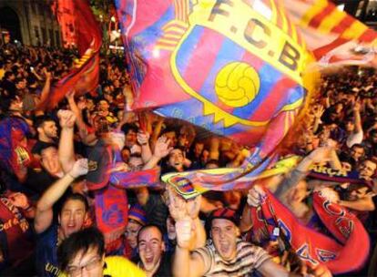 Aficionados del Barça celebran la victoria del equipo en las calles de la capital catalana