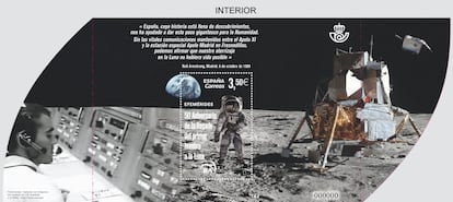 El nuevo sello (3,50 euros) de Correos tiene como objetivo recordar el papel de la Estación Apolo de Fresnedillas. Una de las tres que mantuvo contacto con la tripulación del Apolo 11. En el sello aparece una ilustración de Buzz Aldrin sobre la superficie lunar con la Tierra de fondo.