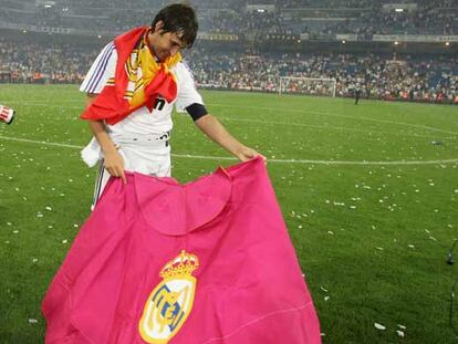 Raúl, con un capote en la fiesta.