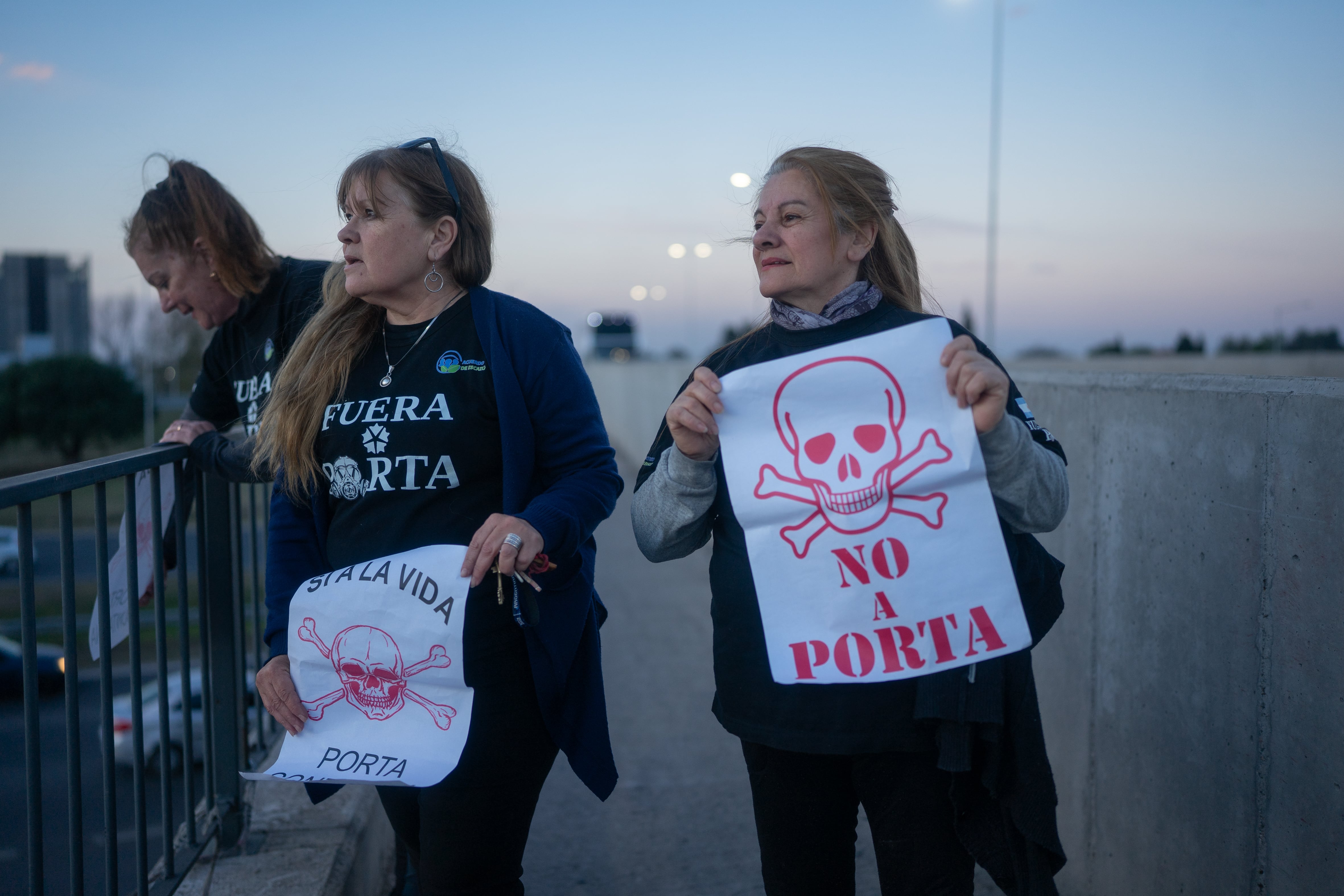 Un grupo de vecinas protestan contra la fábrica de bioetanol.
