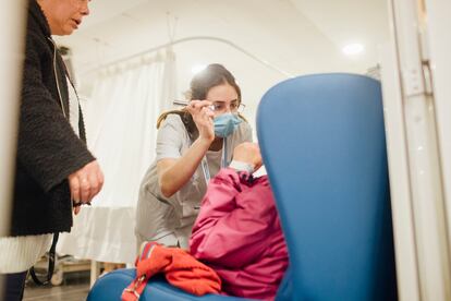 Marta, residente de primero de medicina de Familia, con un paciente recién ingresado en Urgencias de La Paz.