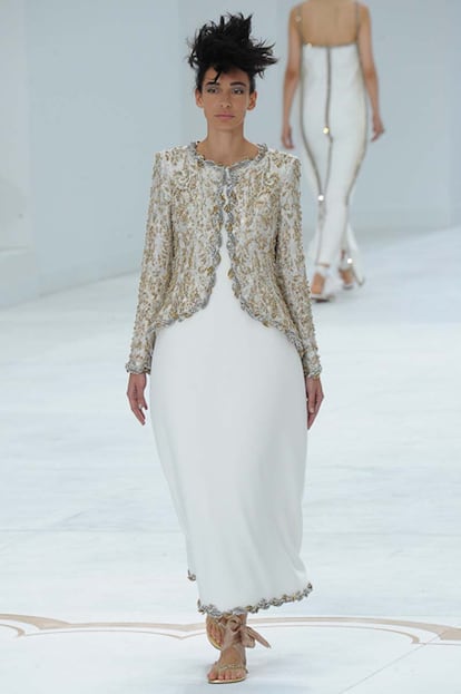 Los vestidos de Alta de Costura de Chanel se llevan con chanclas