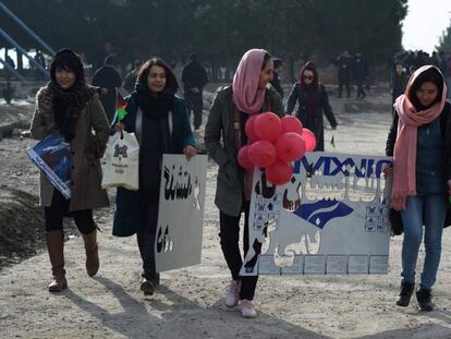 Activistas afganas celebran San Valentín en Kabul. En el cartel se puede leer "Afganistán nunca irá hacia atrás".