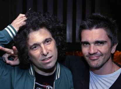 El cantante argentino Andrés Calamaro y el colombiano Juanes