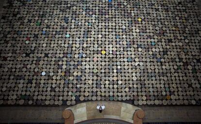 Un trabajador ante los taburetes que forman la obra 'Heces' del artista chino Ai Weiwei que forma parte de la exposición 'Evidencia'. Se puede ver hasta el 7 de julio en el museo Martin-Gropius Bau de Berlín.