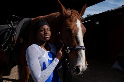 Ziline Pierre con uno de sus caballos de entrenamiento. 