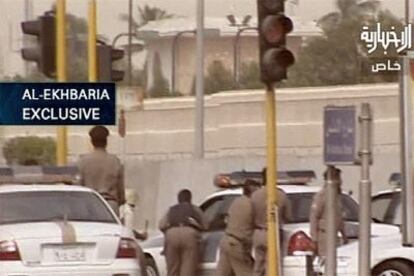 Imagen tomada de una cadena saudí que muestra a las fuerzas de seguridad rodeando el consulado de EE UU en Yeda.
