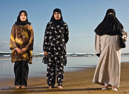Tres generaciones.
Son tres generaciones de mujeres marroquíes: Bouchira, de 12 años; su tía Camelia, de 33, y su abuela Khadija, de 50. Las tres posan en una playa cercana a Asilah, y con un sólo golpe de vista cuentan muchas cosas de la historia de su país. La madre de Bouchira  no acompañó a la niña a las sesiones fotográficas; su padre se lo prohibió.