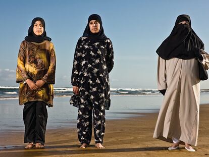 Tres generaciones.
Son tres generaciones de mujeres marroquíes: Bouchira, de 12 años; su tía Camelia, de 33, y su abuela Khadija, de 50. Las tres posan en una playa cercana a Asilah, y con un sólo golpe de vista cuentan muchas cosas de la historia de su país. La madre de Bouchira no acompañó a la niña a las sesiones fotográficas; su padre se lo prohibió.