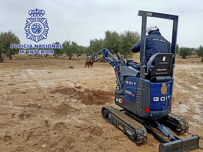 Registro en una de las propiedades del cabecilla de la organización de narcotráfico desarticulada en la operación Ramo de la Policía.