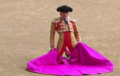 Javier Cortés, de rodillas, para recibir al primer toro de la tarde.