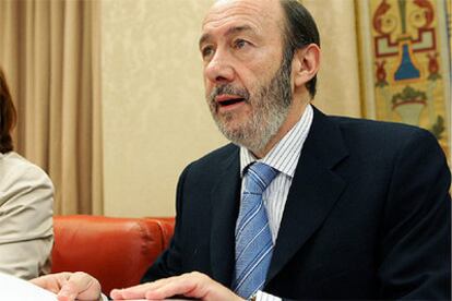 Pérez Rubalcaba, durante su comparecencia ante la comisión del Congreso para informar de la política de su departamento.