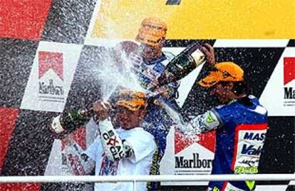 Pedrosa recibe un baño de champaña, ayer en el podio de Valencia.