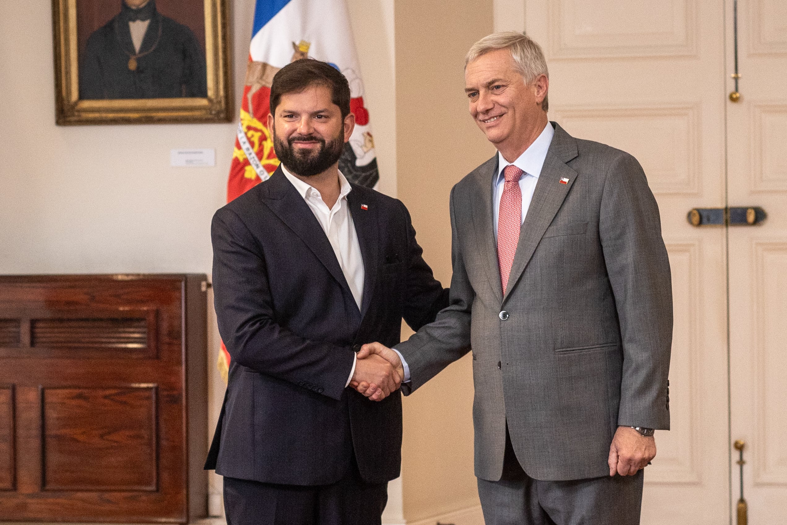 Gabriel Boric recibe a José Antonio Kast en La Moneda, este lunes.
