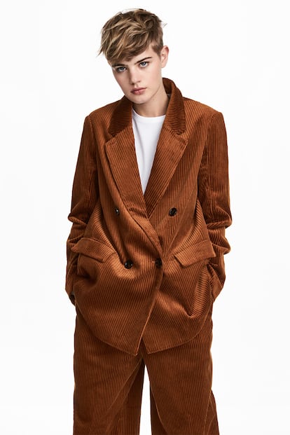 H&M amplia las proporciones y se marca esta versión tomboy. La chaqueta cuesta 69,99 euros.