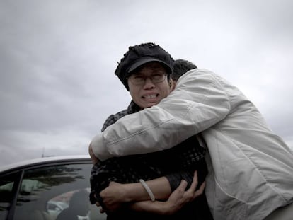 Liu Xia (izquierda) abrazada por un amigo fuera del centro de detenci&oacute;n de Huairou.