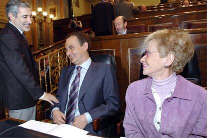 Gaspar Llamazares saluda a José Luis Rodríguez Zapatero, en presencia de María Teresa Fernández de la Vega.