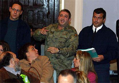 Uno de los militares, durante su protesta en el pleno.