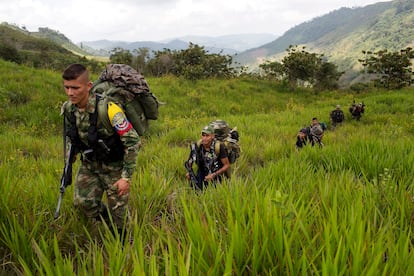 Miembros del Frente 36 de las Fuerzas Armadas Revolucionarias de Colombia o FARC, caminan hacia un nuevo campamento en el estado de Antioquia, en los Andes noroccidentales de Colombia.