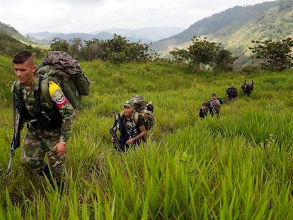 Miembros del Frente 36 de las Fuerzas Armadas Revolucionarias de Colombia o FARC, caminan hacia un nuevo campamento en el estado de Antioquia, en los Andes noroccidentales de Colombia.