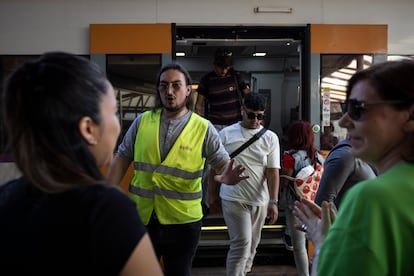 Usuarios del servicio de Rodalies de Renfe de Barcelona, este lunes.