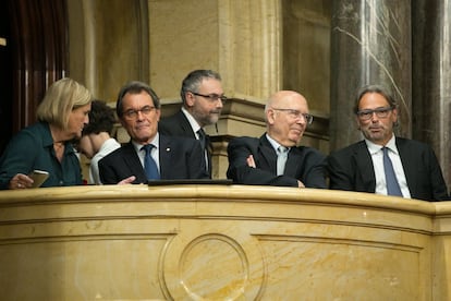 Artur Mas espera la intervención de Puigdemont en el Parlament.