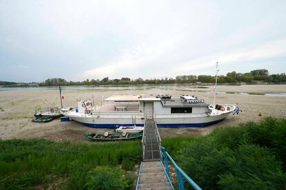 Un barco restaurante en el lecho seco de un muelle turístico en el río Po en Ficarolo (Italia), el 28 de julio.