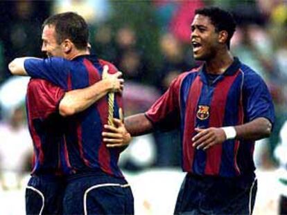 Anderson, junto a Kluivert, se abraza a otro compañero para celebrar un gol.