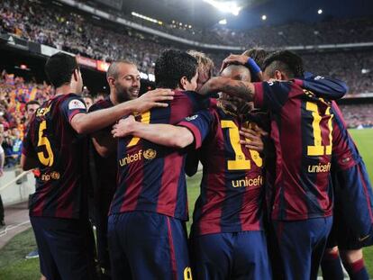 Los jugadores del Bar&ccedil;a celebran el primer gol.