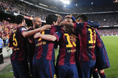Els jugadors del Barça celebren el primer gol.