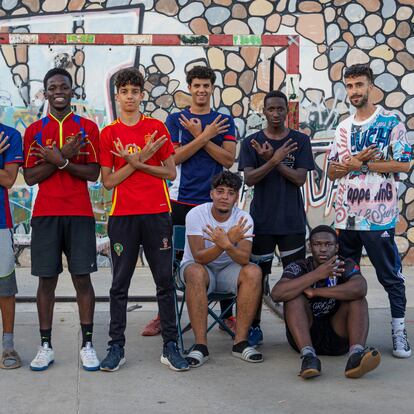 Jóvenes de Rocafonda hacen con las manos el gesto del 304 en la cancha en la que jugaba Lamine Yamal, este miércoles.