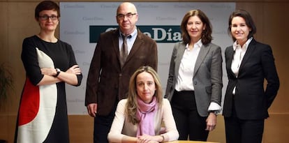 De pie, de izquierda a derecha, Isabel Roser, de Dirse; Domingo García-Marzá, de Étnor; Yolanda Erburu, de Sanitas, y Cristina Moral, de Ferrovial. Sentada, Gema Escudero, de Deloitte.