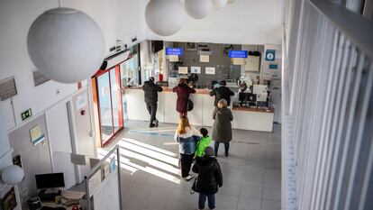Vestíbulo del centro de salud Las Calesas, en el barrio madrileño de Usera, en enero de 2023.